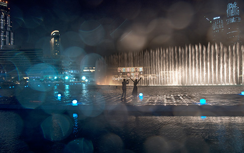 Dubai Fountain: Couple Photo