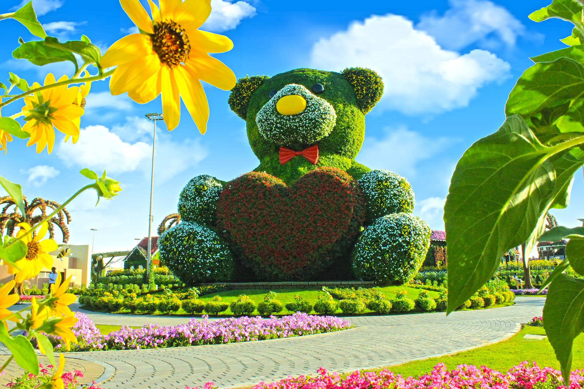 Dubai Miracle Garden: Bear