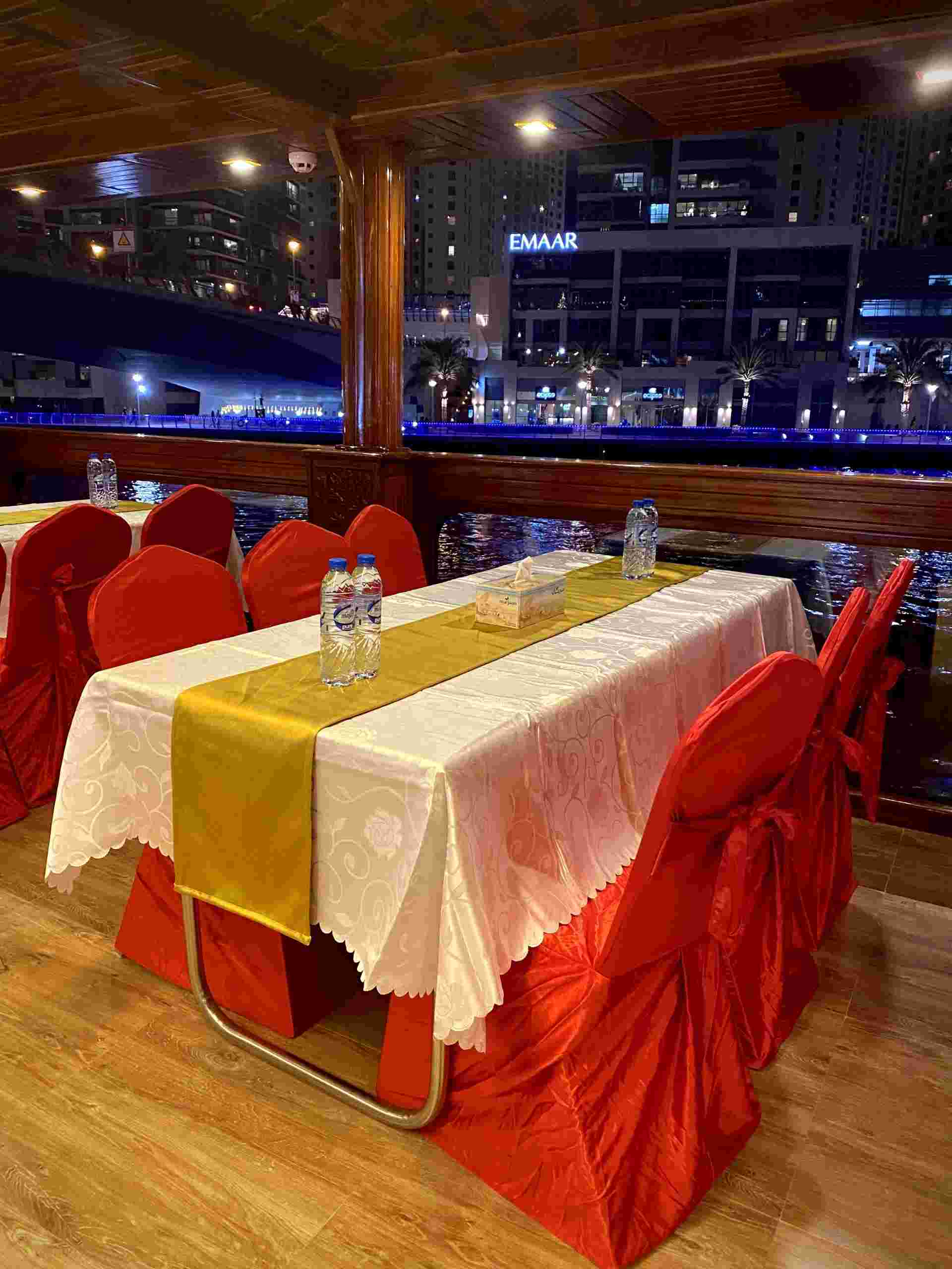 Mega Dhow Dinner Cruise: Interior